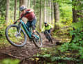 Alle reden über Light E-Bikes. Doch geht das Konzept auch in der Enduro-Klasse auf? Forestal und Transalpes sagen ja und schicken das Siryon und das E1 zum Duell.