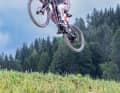 Großer Sprung: Der Spanier Qim Fargas fliegt nach einem zehn Stunden langen Rennen mit zehn Stages in den Leoganger Zielbereich.