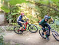 Canyon gegen Hercules, Bosch CX gegen Brose S Mag: Dank starker Motoren und großer Akkus sind mit beiden Bikes auch lange Touren zu schaffen. An steilen Anstiegen zieht das Canyon mit seinen besseren Klettereigenschaften vorbei.