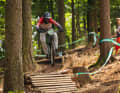 Bremse auf! Gefährliche Passagen dürfen im Vorfeld trainiert werden, andere müssen auf Sicht gefahren werden. So, wie es der eigentliche Enduro-Gedanke vorschreibt.