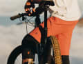Passt locker auch unter engere Bike-Shorts: Der Traction D3O von Specialized.