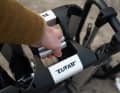 Die Schienen des Eufab formen einen Griff. Damit lässt sich der nicht ganz leichte Fahrradträger gut transportieren und auf die Kupplung hieven