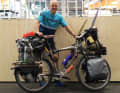 So sehen echte Abenteurer aus: Hartmut Köbler nennt dieses Bike seit 15 Jahren sein zu Hause.