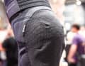 Robustes Material über dem Knie soll den Schoner bei Stürzen haltbar machen