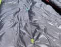 Der Schlafsack wird es durch dieses Hakensystem zum Sack, vorher ist es eine leichte und sehr weiche Decke - ein Quilt eben.