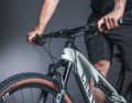 1. Lehnen Sie nach dem Aufpumpen der Gabel das Bike mit einem Lenkerende an eine Wand. Nehmen Sie die Grundposition ein: im Stehen, gestreckte Beine, Hände mit leicht angewinkelten Armen am Lenker. Schieben Sie zuvor den SAG-Ring an das Cas­ting des Dämpfers. Viele Hersteller liefern Tabellen für die Abstimmung des Luftdrucks.