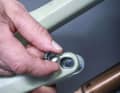 FLIPCHIP DREHEN: Nehmen Sie jetzt den Flipchip aus der Vertiefung in der Dämpferwippe und drehen Sie ihn um 180 Grad. Dann setzen Sie ihn wieder ein. 
