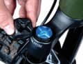 Das Fork Cap Tool setzt man auf die Profile der teils sehr schwergängigen Kappen zum Einstellen von Federhärten oder Öffnen von Zugängen zu den Ventilen.