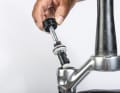 Bei der Manitou R7 lässt sich die Luftkammergröße auch ohne Volumen-Spacer/Tokens anpassen. Mittels kleiner Clips verschiebt man die Position des Trennkolbens.