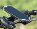 Finn: Eine Halterung für Minimalisten. Ein einziges Stück Silikon clever um Lenker und Telefon gefädelt, hält stärks­te Erschütterungen aus. Mit etwas Übung flott montiert. Am geraden Mountainbike-Lenker findet sich immer ein geeigneter Ort. Ideal für die gelegentliche Nutzung, wenn sonst der Lenker aufgeräumt bleiben soll.
