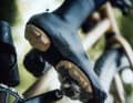 Fizik hat einen neuen wasserdichten Überschuh im Sortiment, der Mountainbiker und Rennradfahrer gleichermaßen vor Mistwetter schützen soll