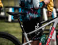 Ab auf den Trail: Die Kontour des Fizik Vento Argo X1 passt sich laut Hersteller an die Beininnenseite an.