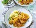 Herbstliches Schweineschnitzel mit Apfel kommt mit Röstzwiebeln und Kartoffelbrei besonders gut.