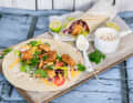 Für noch mehr Crunch in den Wraps können die Hähnchen- oder Tofu-Teile auch paniert werden.