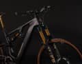 Eine 38er-Gabel, ebenfalls mit 160 mm Federweg, bringt Enduro-Attitüde.