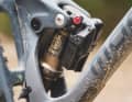 Wie Rockshox setzt auch Fox auf einzelne, entnehmbare Akkus. Ein Ersatz für die Trikottasche kostet satte 99 Euro.