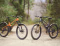 Rockshox gegen Fox: Mit zwei baugleichen Mondraker Foxy Bikes wollten wir herausfinden, welcher Hersteller aktuell das beste E-Fahrwerk baut.