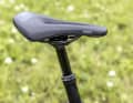 Ein hochwertiger Sattel und eine Teleskopstütze mit 175 mm Verstellweg rüsten das Bike für lange Touren und anspruchsvolles Gelände.