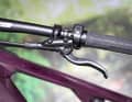 Die langen Bremshebel der günstigen Shimano-Stopper wirken sperrig und sind wenig ergonomisch. Zudem fehlt es der Bremse an Biss. Schade.