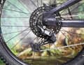 Die Shimano Cues wird meist an Trekking-Bikes verbaut, funktioniert aber auch im Mountainbike-Einsatz tadellos. Dazu setzt Flyer auf Kette und Kettenblatt aus der Linkglide-Linie. Nur elf Gänge und etwas schwerer, dafür gibt’s ein Plus bei Robustheit und Langlebigkeit.