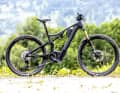 Das Focus Jam² 8.9: 160/150 mm Federweg, 29 Zoll, 24,75 kg. Mit Carbon-Chassis, Bosch-Smart-Paket und Fox-Factory-Gabel will Focus im Preisbereich bis 8000 Euro punkten.