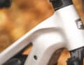 Die Schweißnähte sind am Hauptrahmen schick verschliffen. Carbon-Optik am Alu-Chassis.