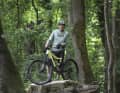 Dauertester Claus Sauer mit dem Focus Jam² SL 8.8. Früher bei MTB-Marathons am Start, ist der begeisterte Radsportler mittlerweile am liebsten auf Alpentrails unterwegs. Und ab jetzt auf dem E-MTB. Die 430 Wh im Akku sollen dabei die ein oder andere Gondelfahrt ersetzen.