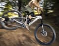 Satter Federweg (160/150 mm) gepaart mit einem tiefen Schwerpunkt und Motorgewicht geben dem Focus Jam² genug Laufruhe und Potenz, um bergab zum Freerider zu mutieren – das nötige Fahrkönnen vorausgesetzt.