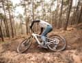 Die Kurvenlage des Sam2 ist exzellent. Doch auf flachen Trails ist das Bike unterfordert.