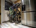 Ohne den Bikestow könnte man drei Bikes nur so platzsparend lagern, indem man eine Wandhalterung montiert. Diesen Arbeitsschritt kann man sich mit dem Flip getrost sparen.