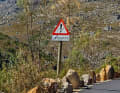 Ein ernster Hinweis am Straßenrand begleitet die Athletinnen und Athleten auf der heutigen 3. Etappe der Cape Epic 2024.