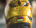 Den gibt es nur ein Mal. Red Bull schenkte Vali zum Weltmeister-Titel einen goldenen Helm – mit Buchstabendreher in der Gravur. Upps!