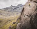 Biken, wo andere klettern: Danny MacAskill befährt die Felsen Dubh Slabs in Schottland.