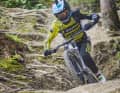 Volle Konzentration: Stefan checkt das Canyon-Fahrwerk im Wurzelgewürm der Downhill-Strecke.