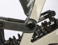 In früheren Tests haben wir das satte Heck des Sender gelobt. Diesmal nicht. Trotz Highend-Variante des Dämpfers und passendem Sag (450er-Feder) konnte uns der Hinterbau im ruppigen Downhill nicht voll überzeugen. Es fehlte an Komfort. Auf den Jumplines hingegen gefiel uns das progressive Heck, weil direkt und voller Popp.