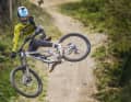 Beschleuniger: Wir engagierten Worldcupper Stefan Garlicki, um zu jedem Bike eine Racer-Meinung zu kriegen. Hier schanzt Stefan über den Stepup auf dem ehemaligen Worldcup-Track.