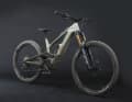 Drei Modelle bietet Canyon vom neuen Freerider an. Das Top-Modell (7999 Euro) gibt’s sogar in Ken-Roczen-Lackierung (rot/weiß/schwarz).