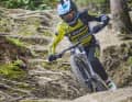 Volle Konzentration: Stefan checkt das Canyon-Fahrwerk im Wurzelgewürm der Downhill-Strecke.