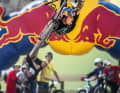 Beine lang, Zunge raus! Andreu beim Superman Seatgrab. Da können die Kollegen im Hintergrund nur staunen. Am Ende: Platz 1 beim Qashqai Dirt Mailand.