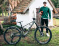 Team-Rider Korbi Engstler mit seinem Huhn und seinem Ghost Riot AM Full Party CF