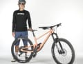 „Ein Bike für alles!“  Das Scor erfüllt den PR-­Slo­gan mit Bravour. Man beachte den passenden Zierstreifen in meinen leistungssteigernden CEP-Kompressionssocken.