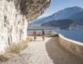 Sehr beliebt, oft viel los darauf, aber auch einfach nur traumhaft: Die alte Ponalestraße führt von Riva del Garda hinauf zum Ledrosee.