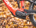Sram Eagle Powertrain: Das Komplettsystem von Sram ist voll mit der Funkschaltung vernetzt, die Gangwechsel funktionieren auf Wunsch vollautomatisch und auch im Rollen. Der Motor schiebt stoisch und mit kräftigem Drehmoment. Intuitive Bedienung, nur zwei Modi.