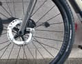 Die 180er-Bremsscheiben – das einzige Paar im Test – sind bestens dosierbar, wenn’s mal brenzlig wird.