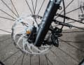 Die Shimano-Disc mit 203 mm Durchmesser greift knackig und gut dosierbar zu.