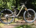 Mit Riot CF AM und Trail kommt das neue Ghost-Mountainbike 2023 auch mit einem Carbon-Rahmen. 