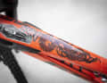 Brages Tattoo-Künstler hat das Rahmen-Decal eigens für Brage angefertigt. Demnächst erscheint ein Signatur-Sattel von Brage mit einem ähnlichen Design.