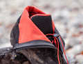 Die Innenseite ist mit Polartec-Material gefüttert. Für den Einstieg lässt sich der Blaze weit öffnen. Top: die Speed Laces als Schnürung
