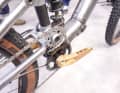 Um Pedalrückschlag zu vermeiden, wird der hohe Drehpunkt des Hinterbaus mit einer Kettenumlenkung kombiniert.