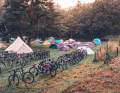 Bei Gravel-Camps kommt viel Gutes zusammen: Gravel, fahrradbegeisterte Menschen, Lagerfeuertalks, Yoga und andere Aktivitäten... und noch viel mehr.